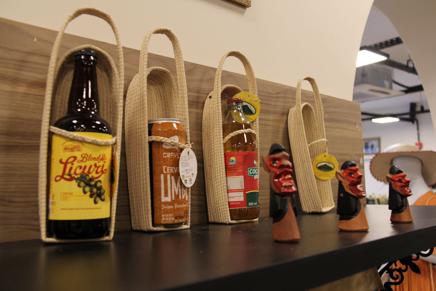 Cervejas artesanais produzidas no Semiárido à venda no armazém: prateleiras também têm queijos de leite de cabra, derivados de frutas da Caatinga como umbu, maracujá do mato, licuri, mel de abelha, carne de caprinos e ovinos, galinha, peixe, ovos, polpas de frutas e hortaliças (Foto: Ariano Alves)