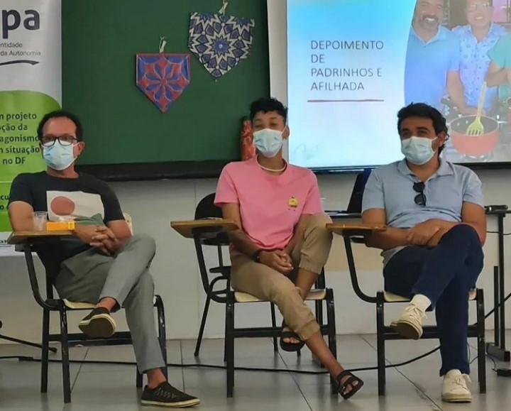 Cristina entre Gustavo e Getsimani em encontro entre afilhados e padrinhos no ONG Aconchego: apoio e atenção para superar desafios (Foto: Arquivo Pessoal)