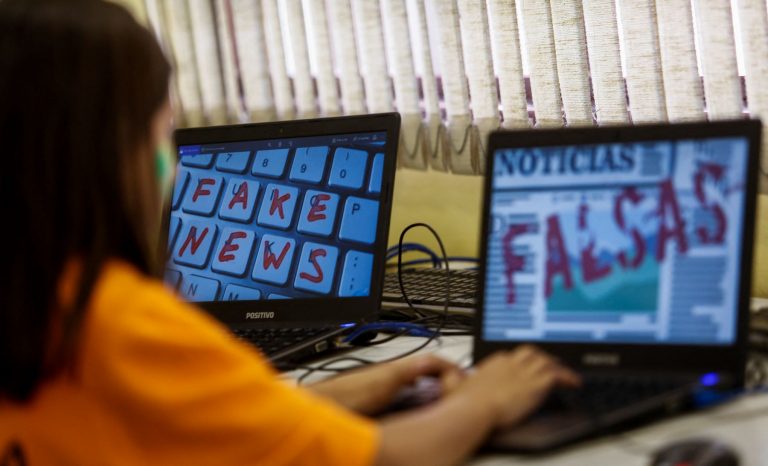 Aula sobre notícias falsas em colégio paulista: divergências sobre órgão regulador são principal entrave à votação de PL das Fake News (Foto: Miguel Schincariol / AFP - 25/09/2018)