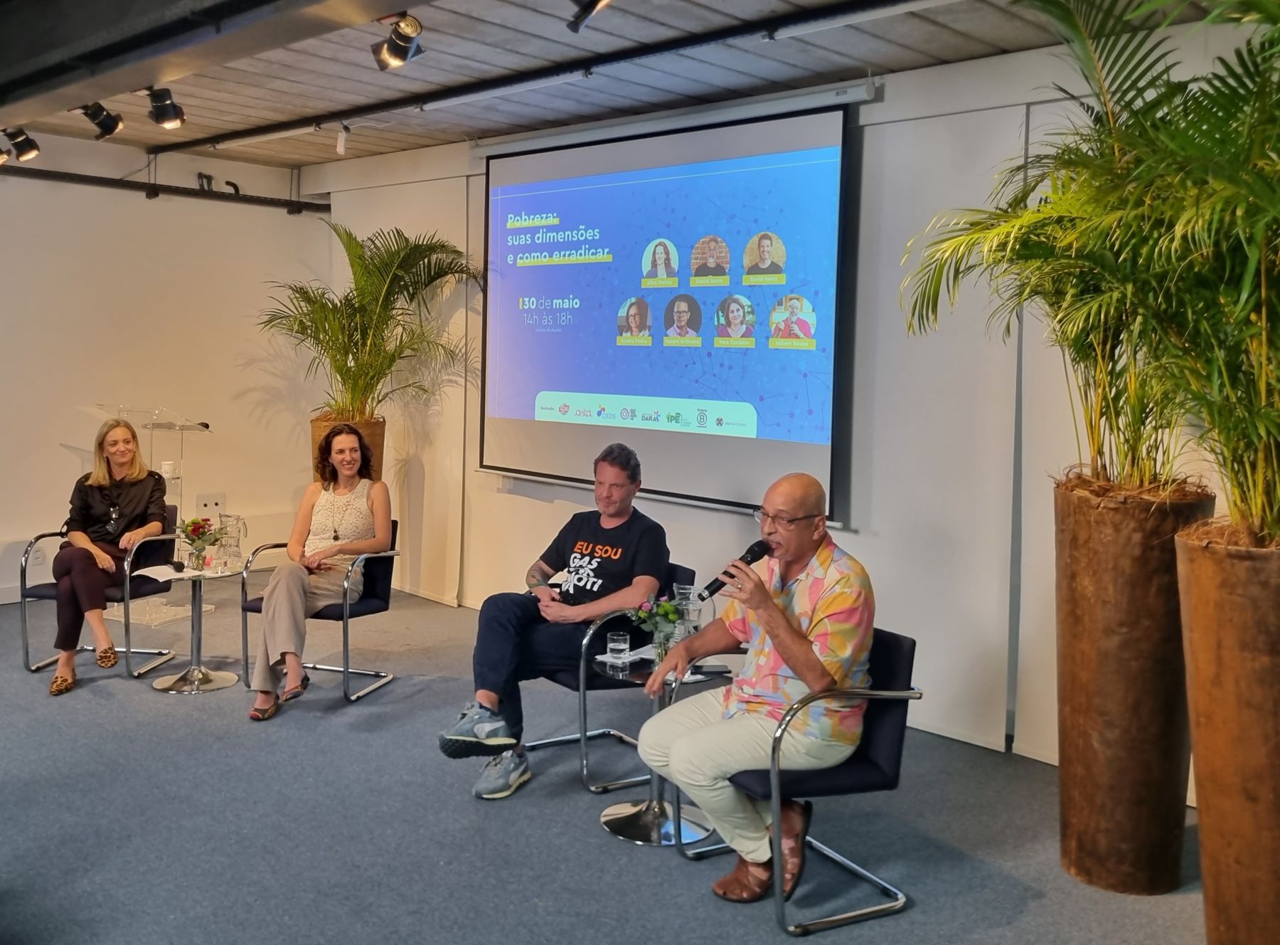 Jaílson Souza, da Uniferias, ao lado de Daniel Hertz (Gastromotiva), Alice Freitas (Asta) e Flávia Azevedo (Dara), no lançamento da HubEP: "A política de empobrecimento e da desigualdade, historicamente desenvolvida no Brasil, está baseada no patrimonialismo, no patriarcado e no racismo institucional" (Foto: Oscar Valporto)