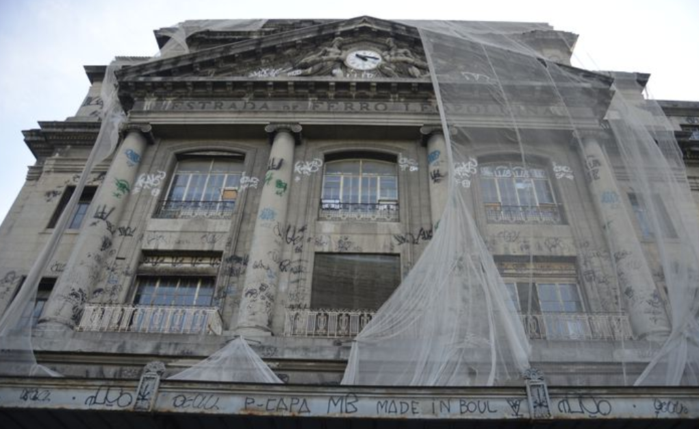 A quase centenária Estação Leopoldina, abandonada e pichada, será restaurada pelo governo federal: dívida da União com o Rio (Foto: Tomaz Silva / Agência Brasil - 20/09/2018)