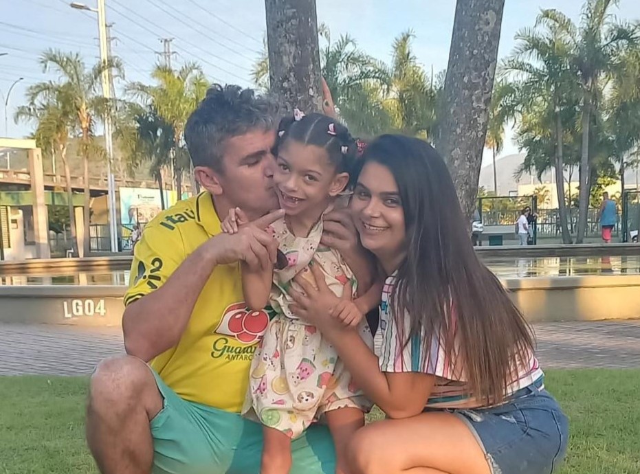 Francisco e Jana com Ysis: cannabis no tratamento para crises convulsivas (Foto: Arquivo Pessoal)