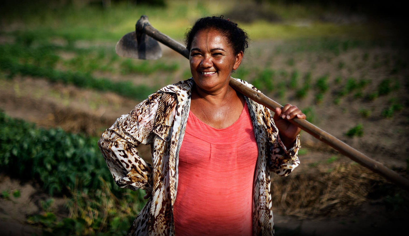 A agricultora Ligória em sua terra: acesso à água e aliança entre saberes tradicionais e formações técnicas para alcançar maior autonomia financeira (Foto: Ana Caroline de Lima - Antropologia Visual / ActionAid)