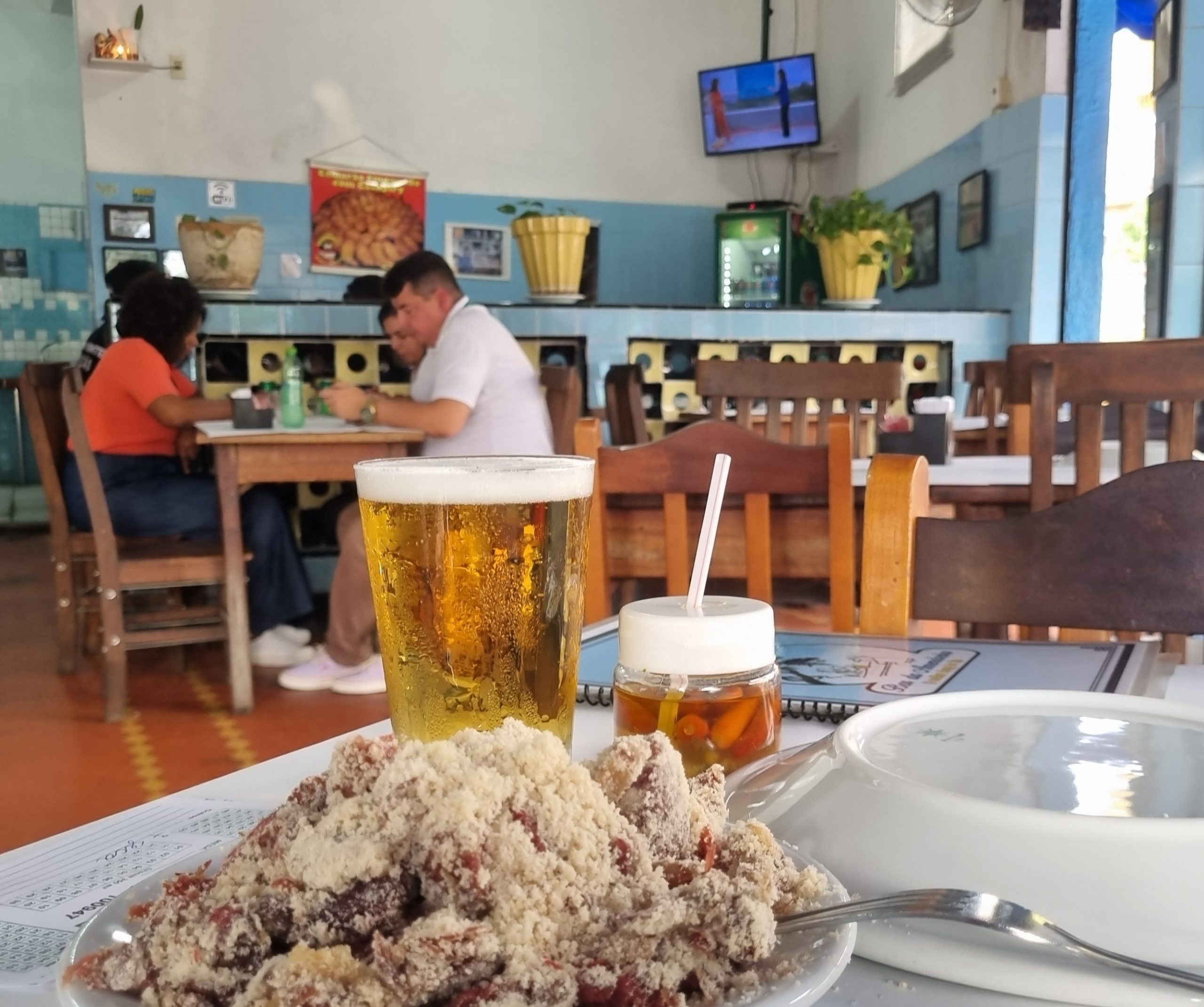 Chope, carne seca, ladrilhos azuis, cabogós e um altar para São Jorge: o Bar da Amendoeira é um legítimo botequim carioca (Foto: Oscar Valporto)