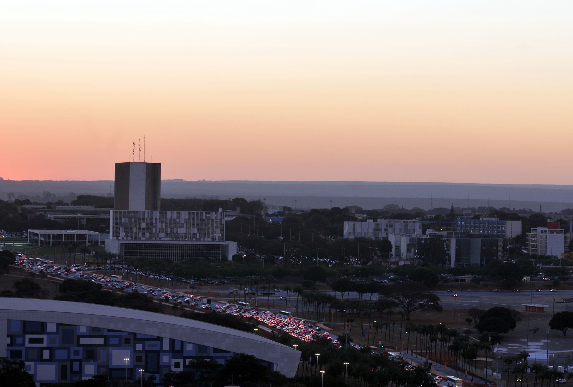Engarrafamento no Eixo Monumental em Brasília: Censo 2022 mostra que capital, em 60 anos, tornou-se a terceira maior cidade do país (Foto: Renato Araújo / Agência Brasília)
