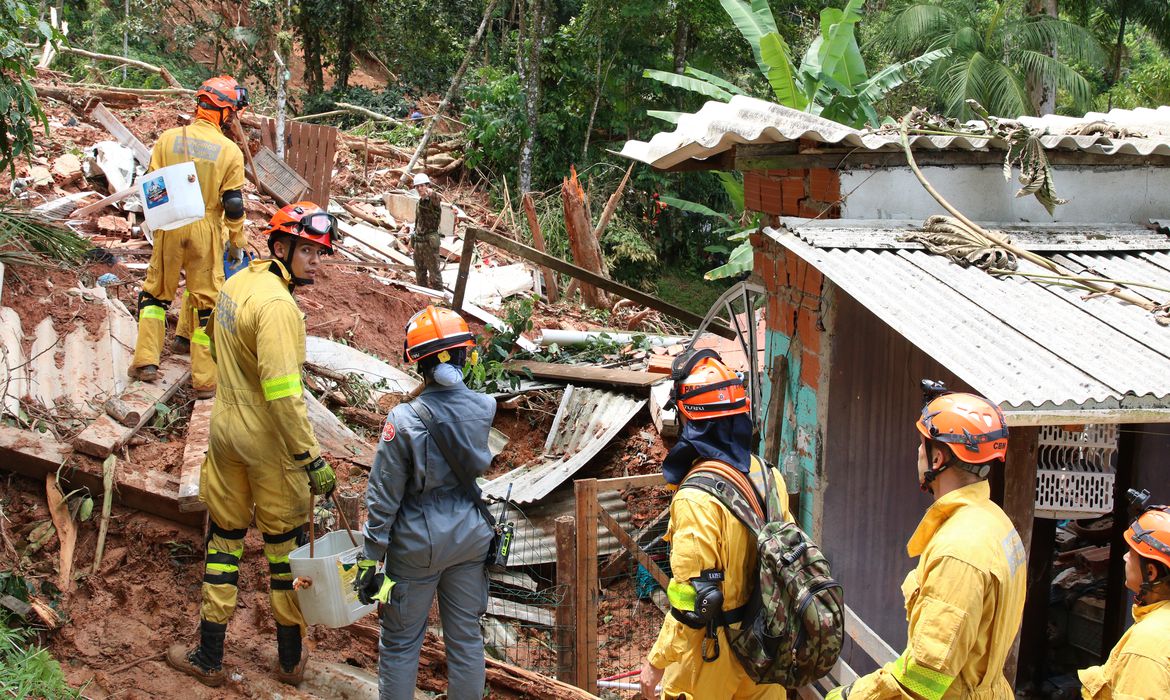 Resgate de vítimas de deslizamentos provocados pela chuva em São Sebastião/SP: proporção entre desastres e vítimas fatais é maior para os desastres geológicos (Foto: Rovena Rosa / Agência Brasil - 25/02/2023)