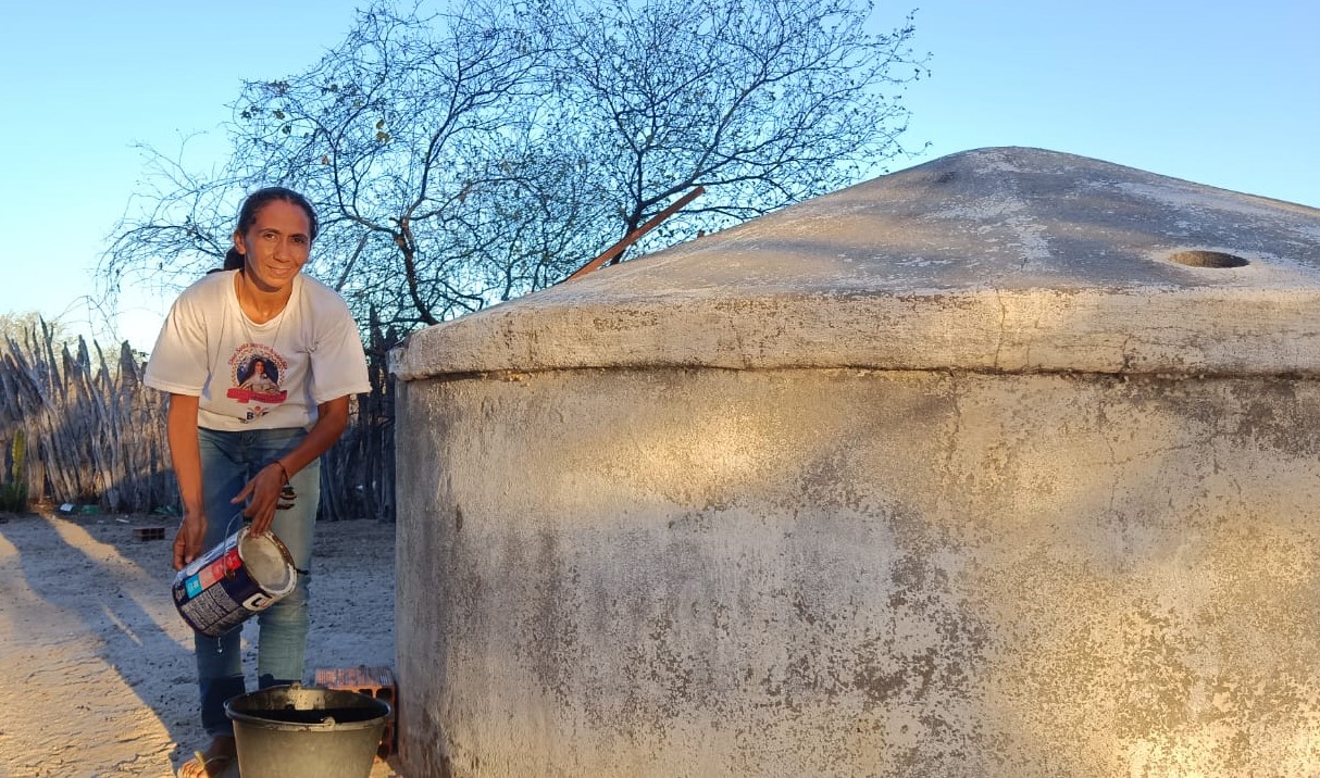 A agricultora Ana Lúcia Santos tira água de sua cisterna instalada há quase 20 anos na comunidade Lagoa do Meio no Semiárido baiano: mudança de vida com programa (Foto: Arquivo Pessoal)
