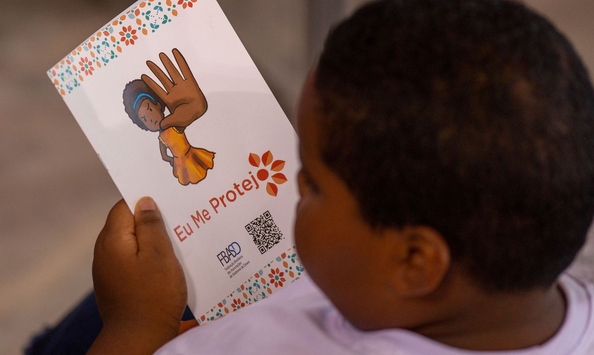 Estudante com cartilha para prevenir abusos contra crianças: atenção na escola para identificar vítimas de violência doméstica (Foto: Fabio Rodrigues-Pozzebom/ Agência Brasil)