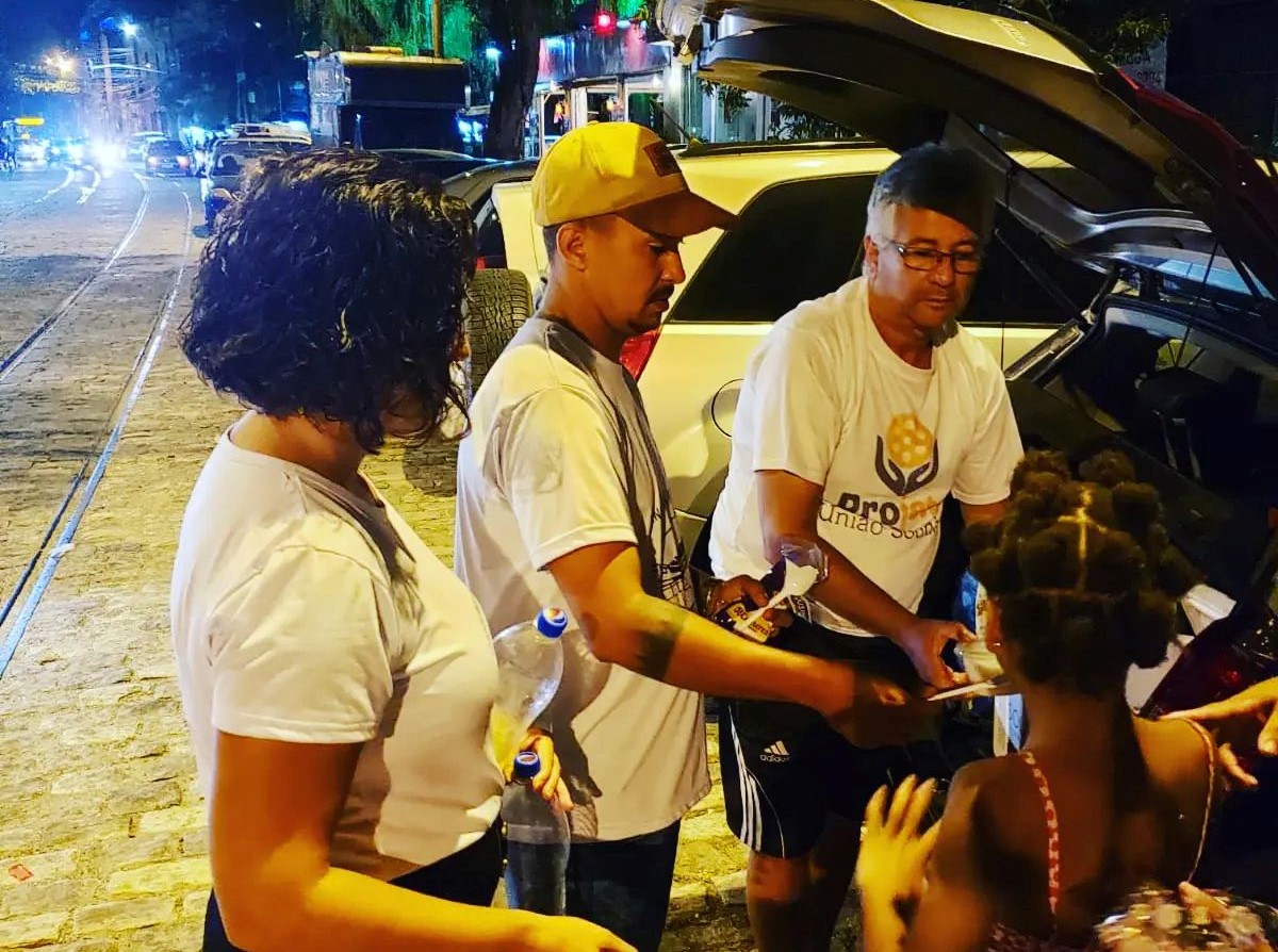 Menina na fila para receber doação de alimentos: crianças negras são as mais atingidas pela desnutrição (Foto: ONG União Solidária / Facebook)