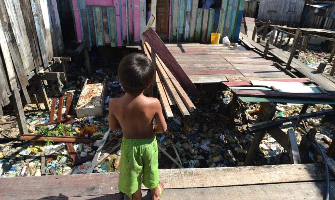 Infância sem direitos: falta de saneamento afeta vida doméstica e escolar