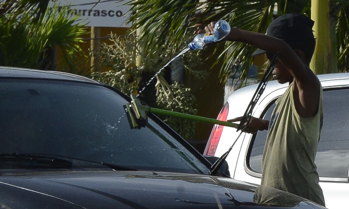 Pesquisa do IBGE de 2019 apontava que quase dois milhões de crianças e adolescentes brasileiros trabalhavam (Foto: Valter Campanato / Agência Brasil)