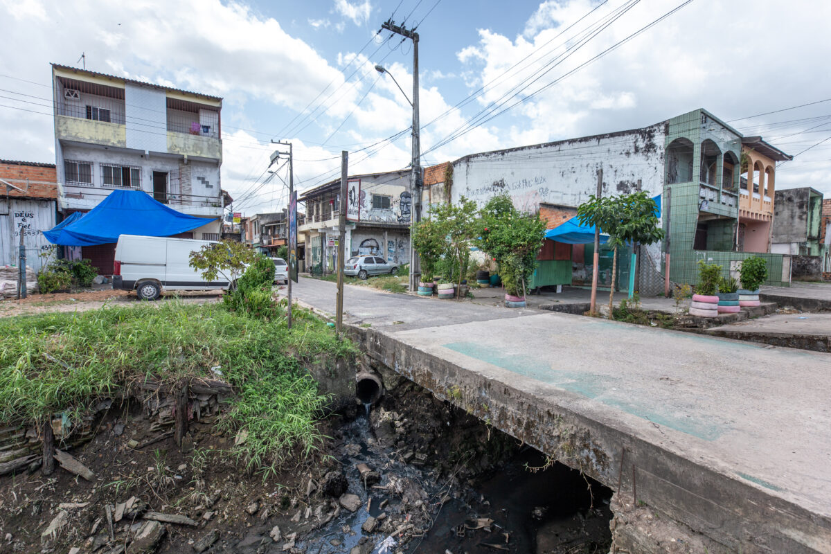 Esgoto a céu aberto em bairro periférico da cidade de Belém, no Pará: plano municipal de saneamento básico não saiu do papelo (Foto: Fellipe Abreu / InfoAmazonia - 24/08/2023)