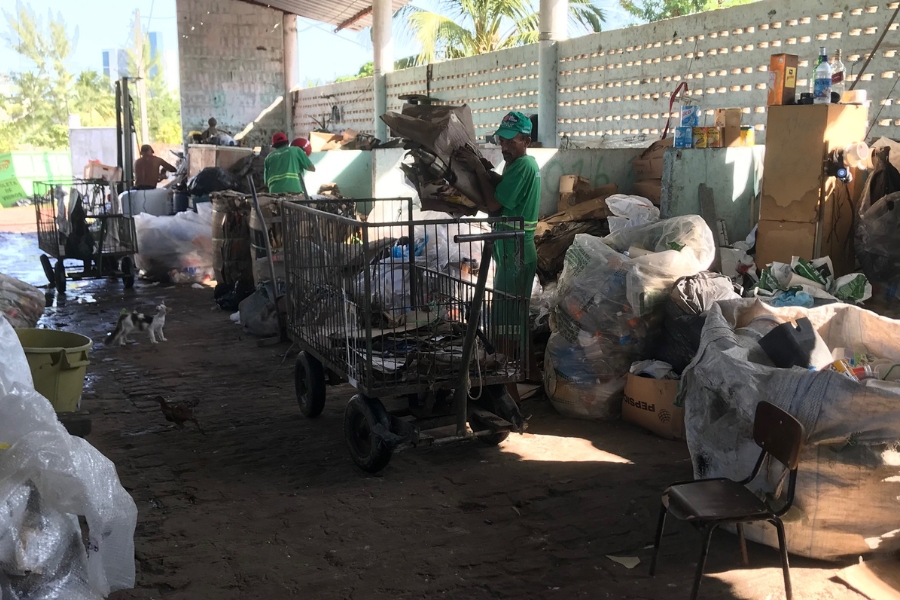 Catadores em depósito de cooperativa em João Pessoa: leis municipais não trazem benefícios proporcionais ao papel na sociedade (Foto: Márcia Dementshuk / Agência Eco Nordeste)