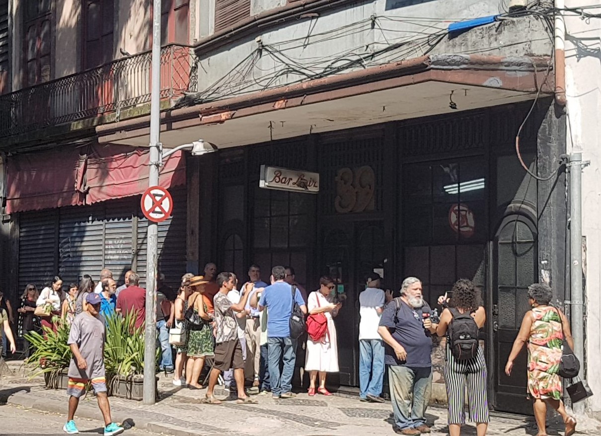 Autor de Memória Afetiva do Botequim Carioca, Paulo Thiago concede entrevista diante da fila no Bar Luiz: botequins também contam a história da cidade (Foto: Oscar Valporto - 11/09/2019)