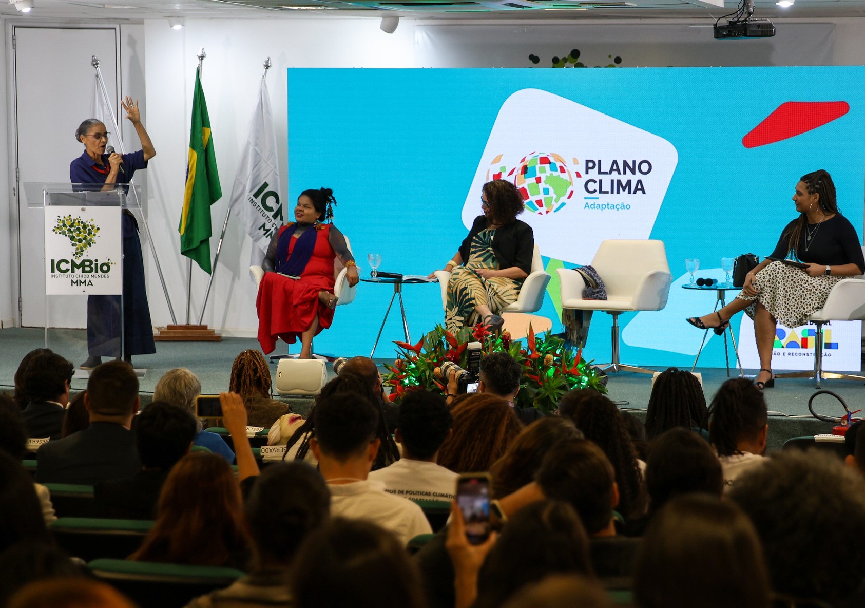 As ministras Marina Silva, Sônia Guajajara, Luciana Santos e Aniele Franco na oficina 'Justiça climática: um novo caminho para adaptação no Brasil': urgência de um Plano Nacional de Adaptação para enfrentar a crise do clima (Foto: Felipe Werneck / MMA)