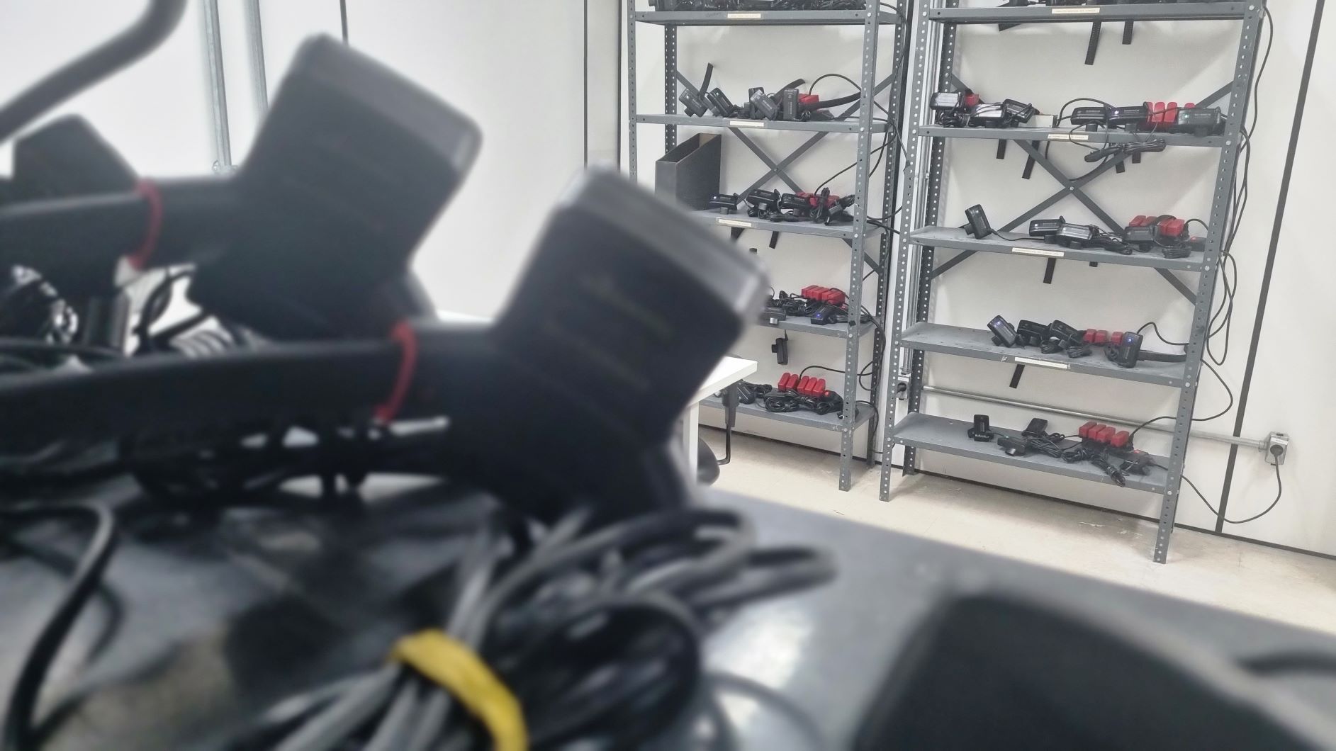 Sala com equipamentos para monitoramento na Seap: 57 vítimas com pagers com botão de pânico, 102 agressores com tornozeleiras eletrônicas (Foto: Divulgação/Seap)