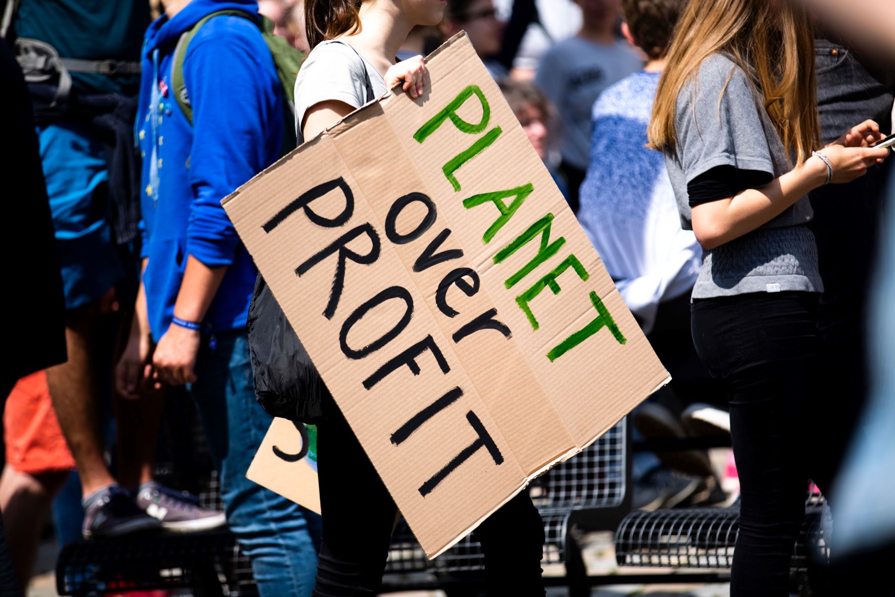 Ato na Europa exige que empresas coloquem o planeta acima do lucro: consumidores vão começar a boicotar marcas e produtos que não cumprirem seu papel no combate à crise climática (Foto: Markus Spiske / Unsplash)