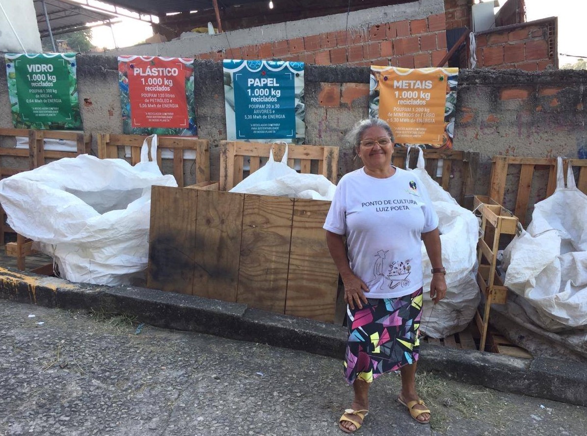 Dona Josefa com os recipientes para separação de lixo para reciclagem na Pedro do Sapo no Complexo do Alemão: biodigestor, transformação de óelo de cozinha em sabão e outras iniciativas ambientais na favela (Foto: Arquivo Pessoal)