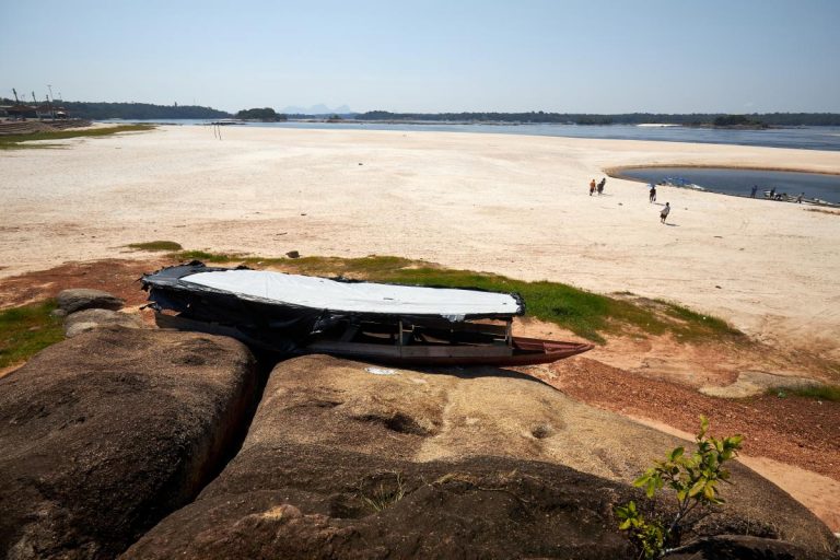 Embarcação presa às pedras com a seca do rio Negro, na principal orla de São Gabriel da Cachoeira, município com a maior população indígena do país: povos sofrem com água fervendo e igarapés intransitáveis (Foto: João Claudio Moreira/Divulgação