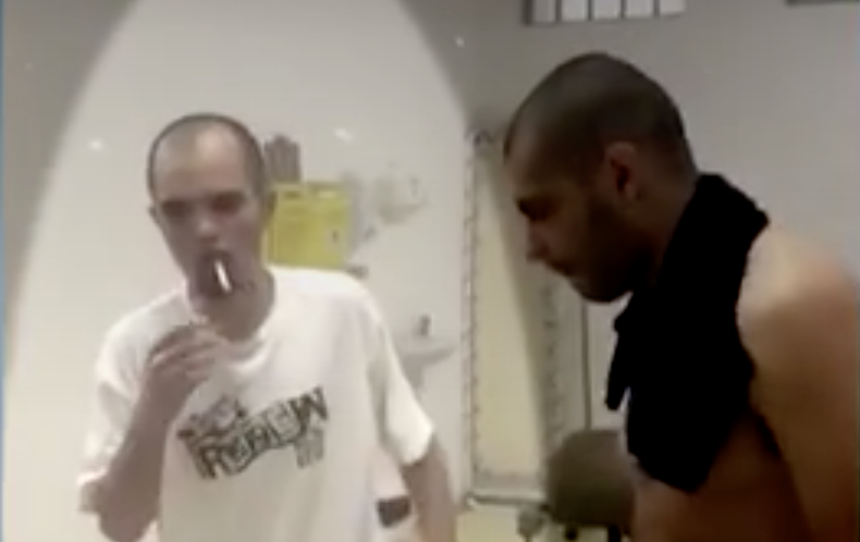 Champinha, cigarro na boca, aos 32 anos, em 2019, na UES, ao lado de outro interno: autor de crimes está, desde 2007, em unidade que não é nem hospital psiquiátrico nem cadeia (Reprodução: TV Record)