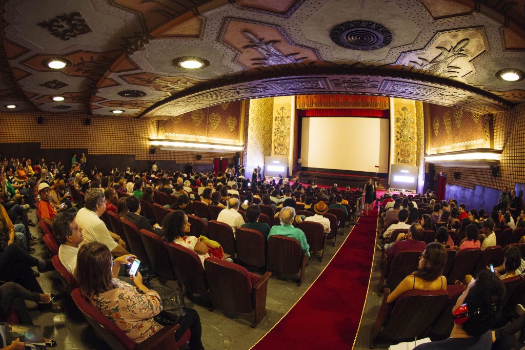 O São Luiz lotado na abertura do Cine-PE 2017: tombado pelo patrimônio histórico e artístico, último cinema de rua do Recife Antigo está fechado desde o ano passado (Foto: Lana Pinho / Divulgação Cine PE)