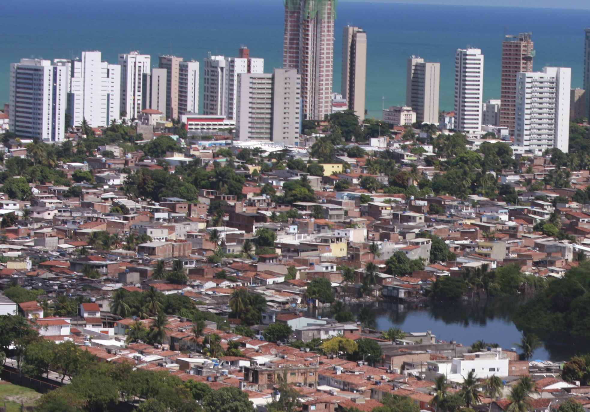 Recife entre as palafitas e os arranha-céus: Retratos Fantasmas mostra contrastes da cidade com prédios abandonados no Centro e déficit habitacional de 70 mil moradias (Foto: Antonio Melcop / Prefeitura do Recife)