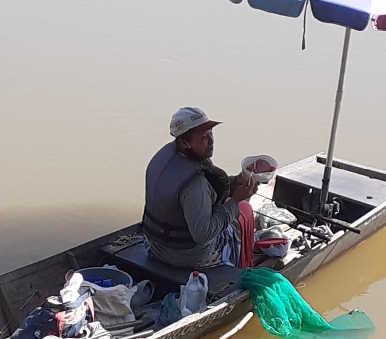 A pescadora Olinda Barbosa sustenta três casas com seu ofício: “Se a pesca for mesmo proibida, não sei o que vou fazer. Desde que anunciaram essa lei, tem sido muito sofrido pra gente” (Foto: Arquivo Pessoal)