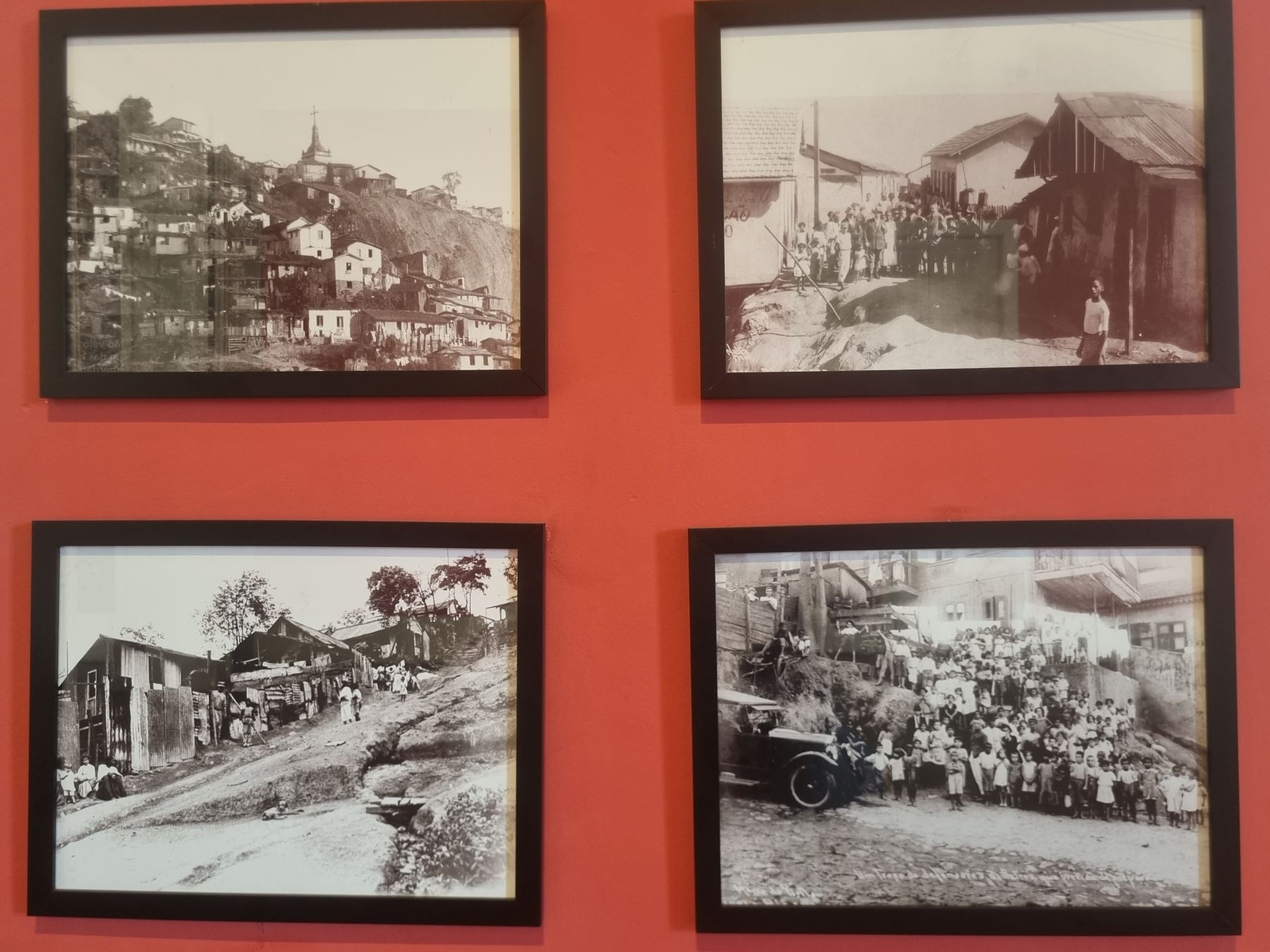 Os morros da Providência (então Morro da Favela), do Pinto e do Livramento nas fotos de Augusto Malta no Muhcab: reduto das comunidades negras na Pequena África (Foto: Oscar Valporto)