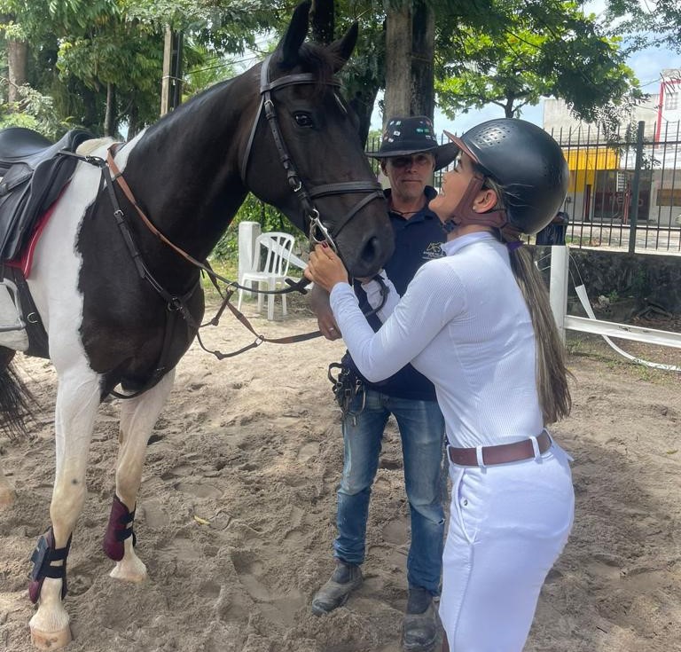 Edsamia com a égua CarLinda: hipismo encarado como parte do tratamento contra o câncer (Foto: Arquivo Pessoal)