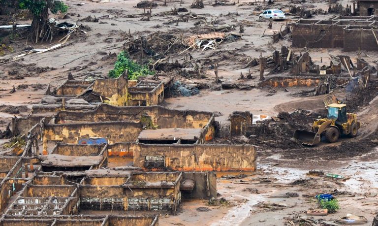 Destruição no distrito de Bento Rodrigues, zona rural de Mariana, após rompimento de barragem: oito anos depois, estudo constato dano continuado com queda da renda e insegurança alimentar com contaminação das águas da bacia do Rio Doce (Foto: Antônio Cruz / Agência Brasil - 07/11/2023)
