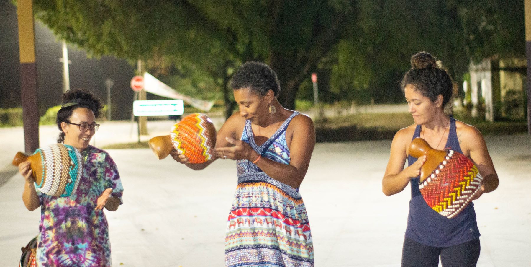 Marta Kalunga com seu xequerê, instrumento de origem africana: projeto de documentário sobre as mulheres quilombolas parteiras, ofício ameaçado pelas autoridades da região (Foto: Inglid Martins)