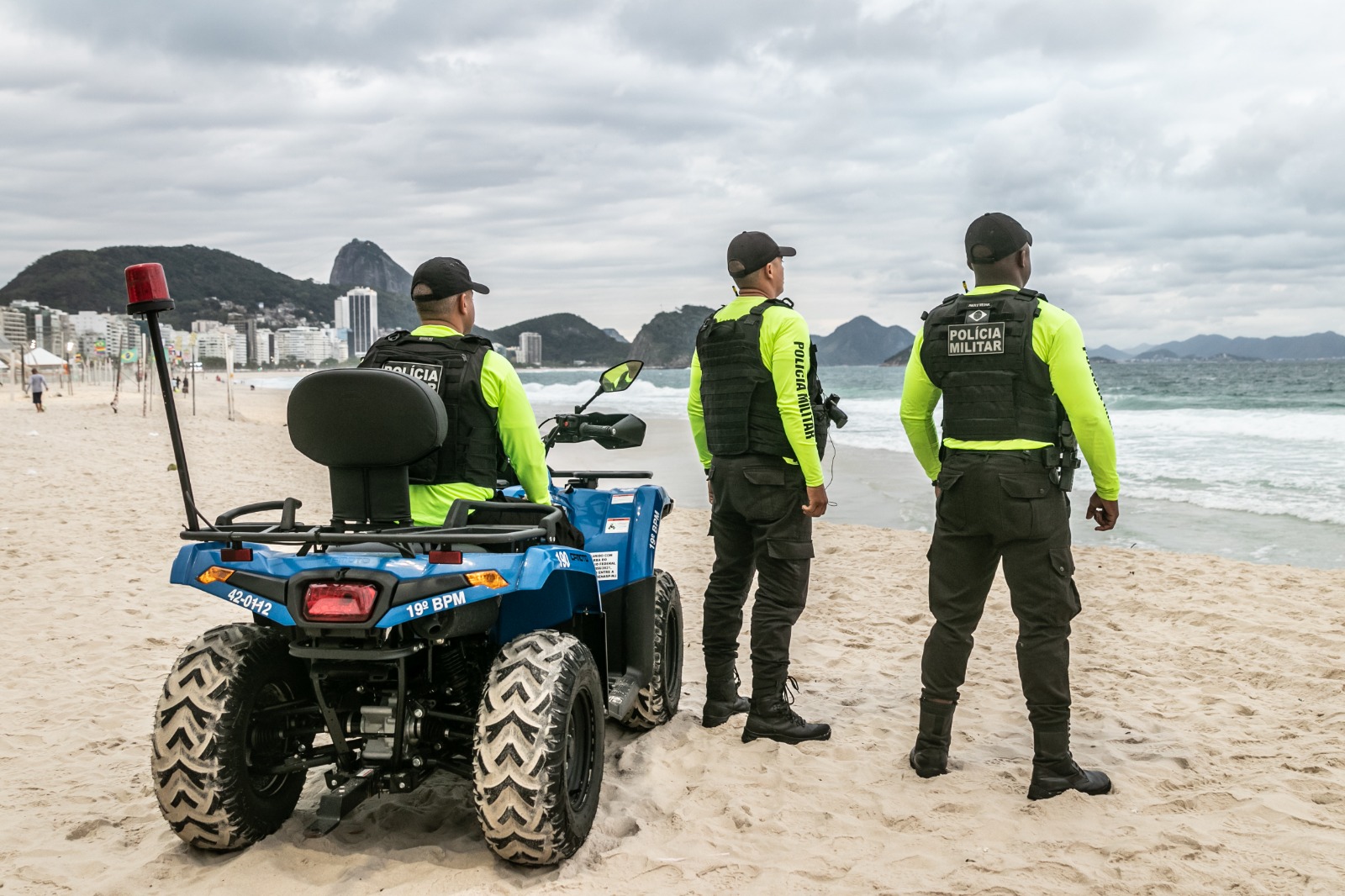Policiais militares do Rio durante Operação Verão: apreensão de menores sem documento e desacompanhados causa indignação no mundo jurídico (Foto: PMERJ / Divulgação)