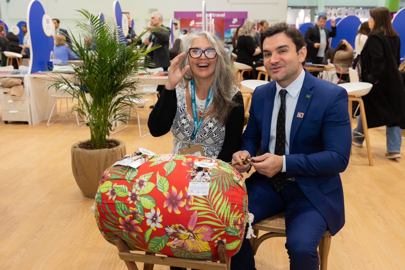 Maria Mahré e o ministro do turismo Celso Sabino na produção da Pulseira da Fortuna, em Londres. Reprodução