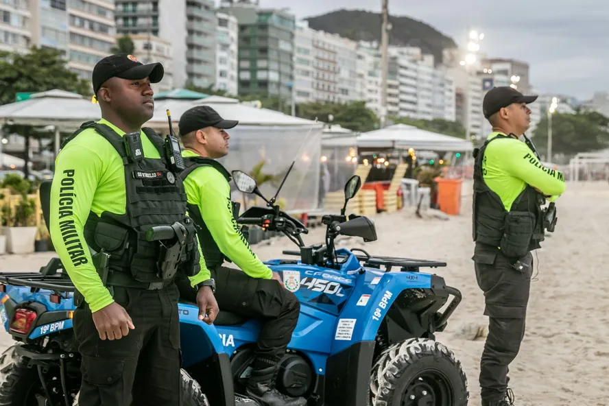 PMs em quadriciclos circulam pelas areias de Copacabana. Foto Divulgação PM