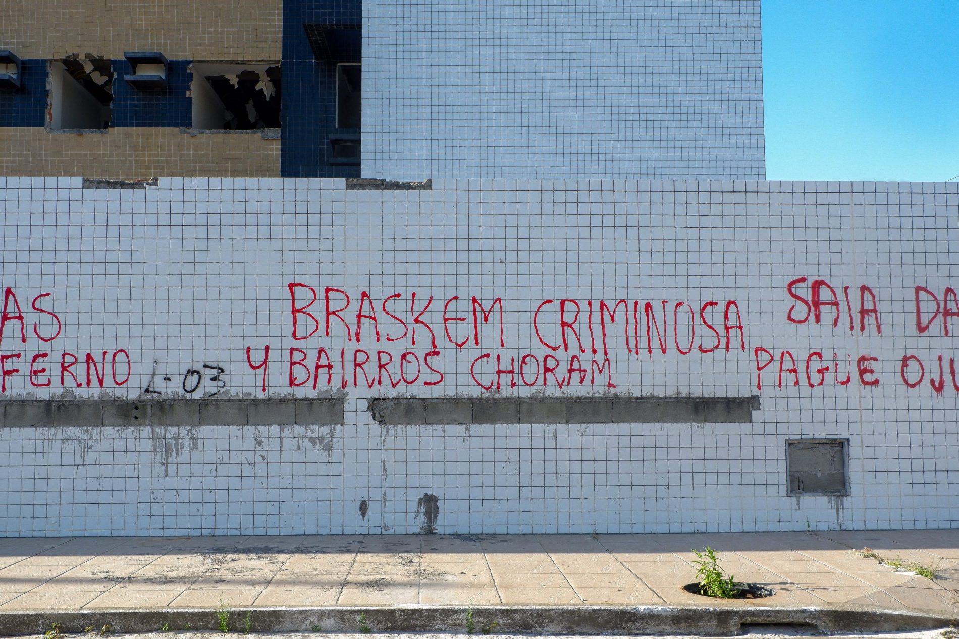 Fachadas impermeabilizadas nos bairros Pinheiro e Mutange, em Maceió, onde cerca de 60 mil moradores deixaram a área em 2018 e 2019. Foto Fernanda Luz/AGIF via AFP