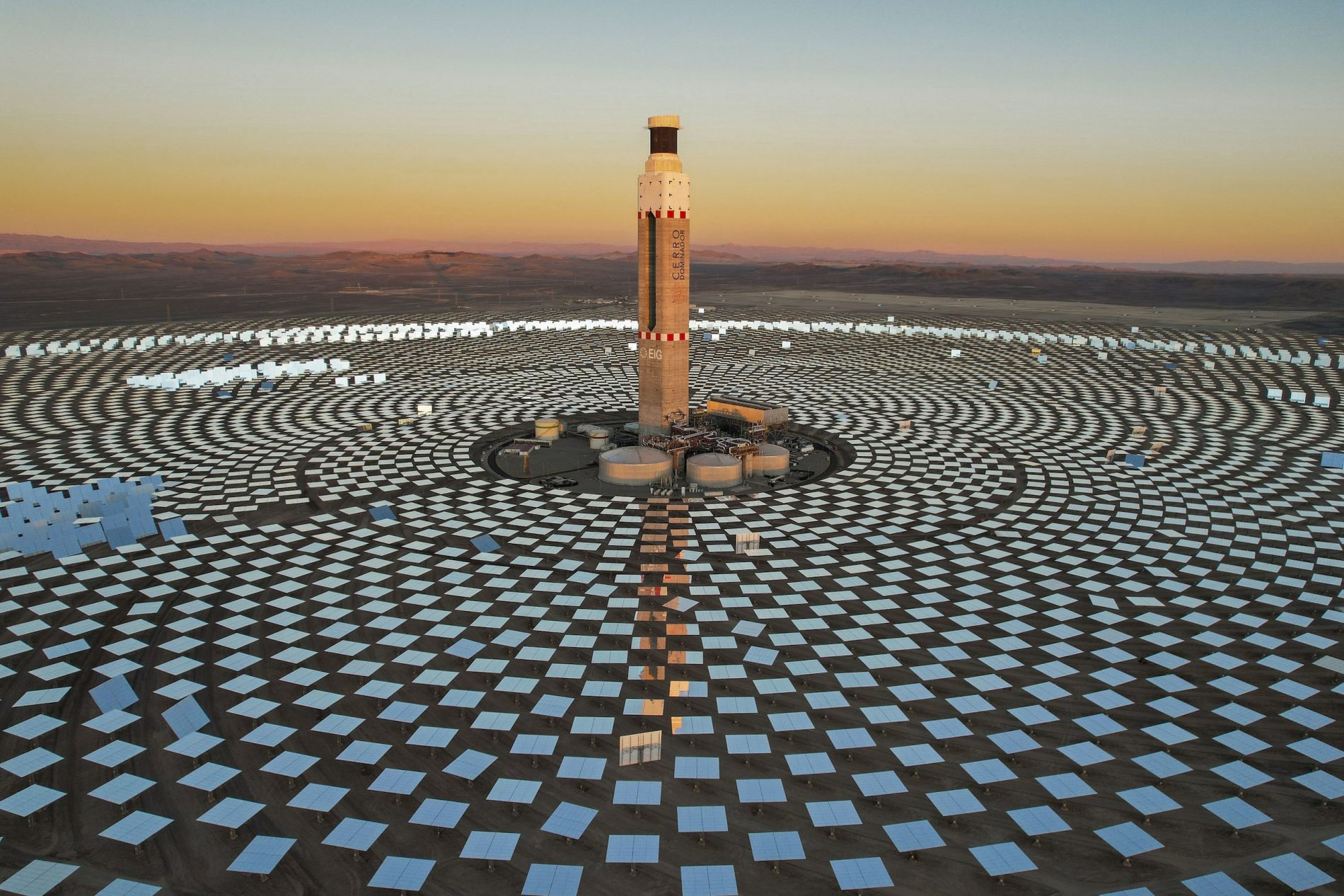 Usina solar Cerro Dominador, no deserto de Atacama, norte do Chile. A região do Atacama recebe um dos mais alto níveis de radiação solar no mundo e é central na expansão da energia solar no Chile. Foto Tamara Merino/ Fundo Monetário Internacional, CC BY-NC-ND