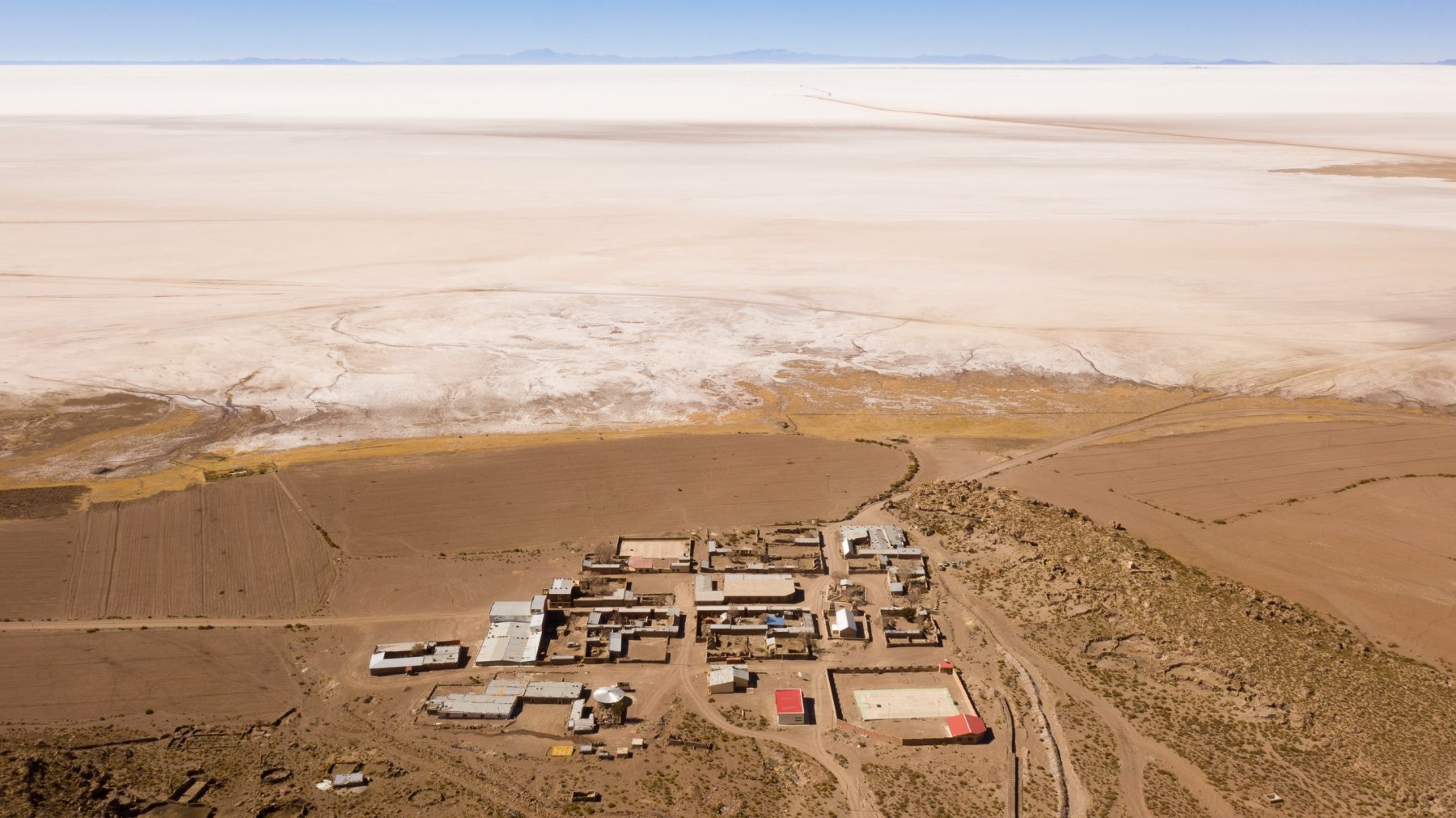 Comunidade de Puerto Chuvica, às margens do Salar de Uyuni, na Bolívia. Os planos para impulsionar a extração de lítio na área geraram preocupações sobre os impactos no abastecimento de água. Foto Ernst Udo Drawert/Diálogo Chino