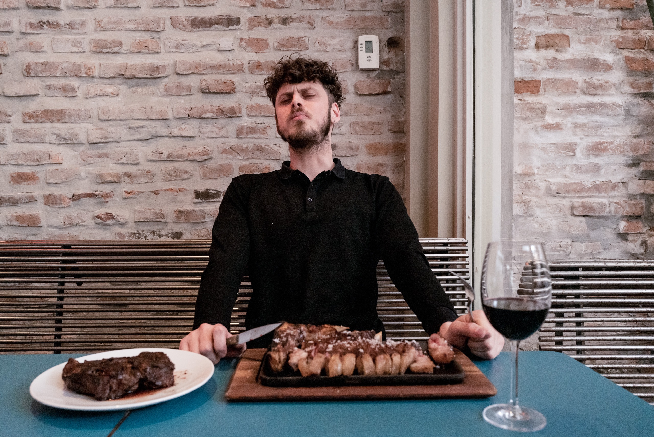 Juan Francisco Moretti, professor, come filé de costela e bife maturado no Corte Comedor, restaurante em Buenos Aires. Ele prefere comer menos carne por motivos econômicos e ambientais, mas escolhe carne de boa qualidade quando o faz. Foto Anita Pouchard Serra / Diálogo Chino