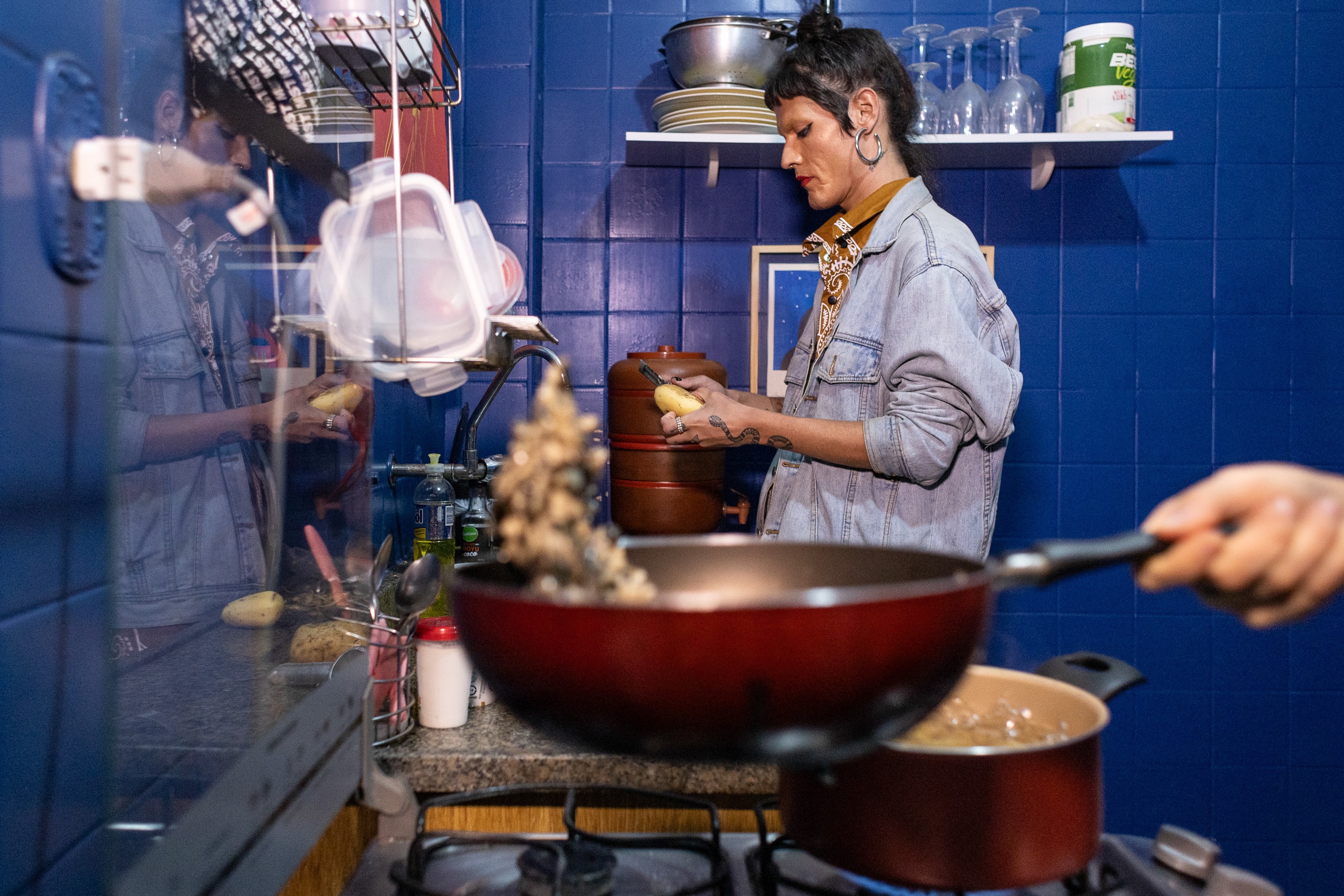 Cantora e compositora Filipe Catto prepara jantar vegano para seus amigos no centro de São Paulo. Foto Dan Agostini / Diálogo Chino
