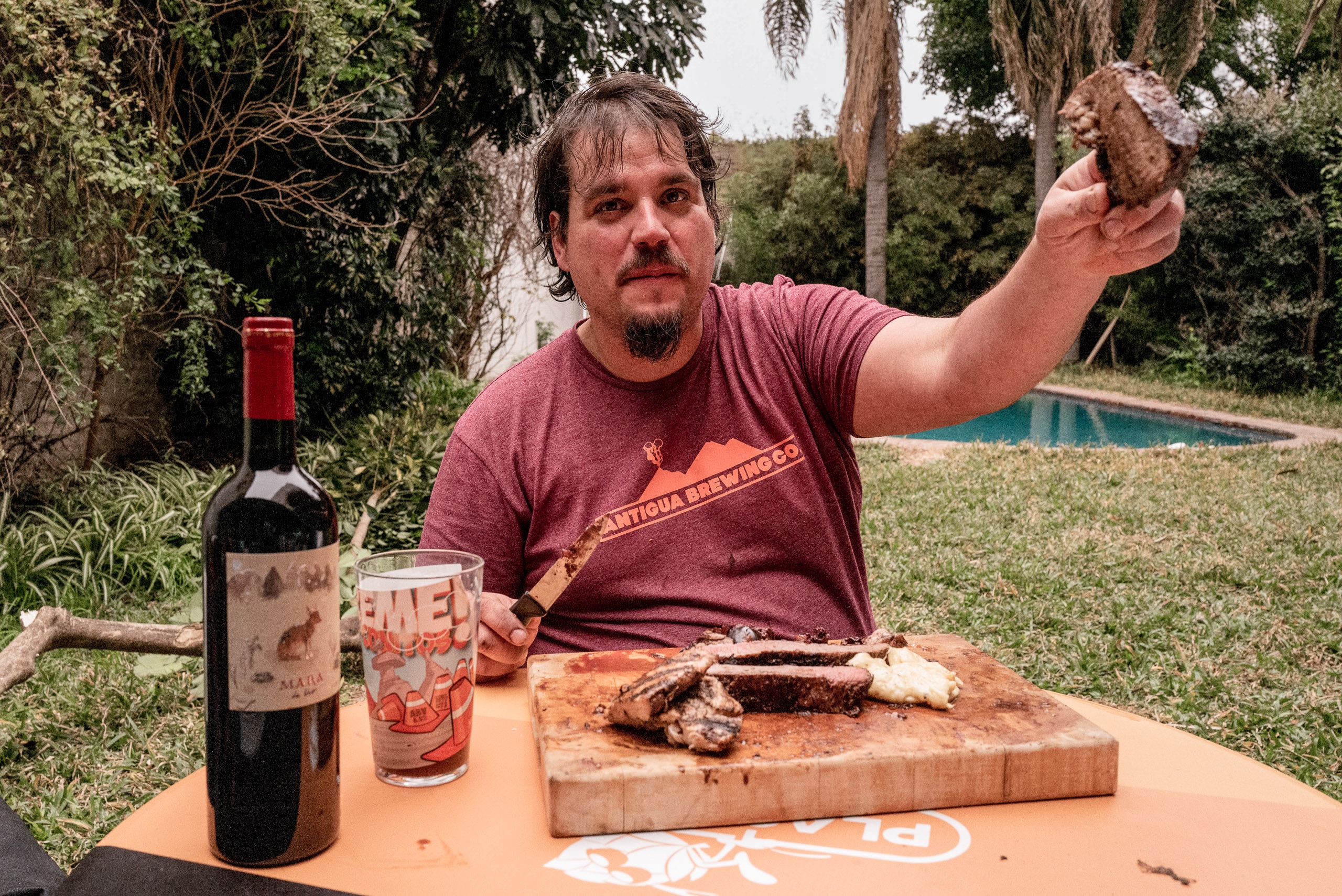Leandro Meiners recebe amigos e familiares para um tradicional asado em sua casa em Buenos Aires. Ele preparou diversos cortes de carne, chouriço, frango e legumes assados. Foto Anita Pouchard Serra / Diálogo Chino
