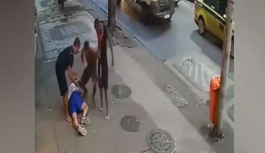 Morador espancado e saqueado em plena calçada: covardia revoltante. Foto reprodução