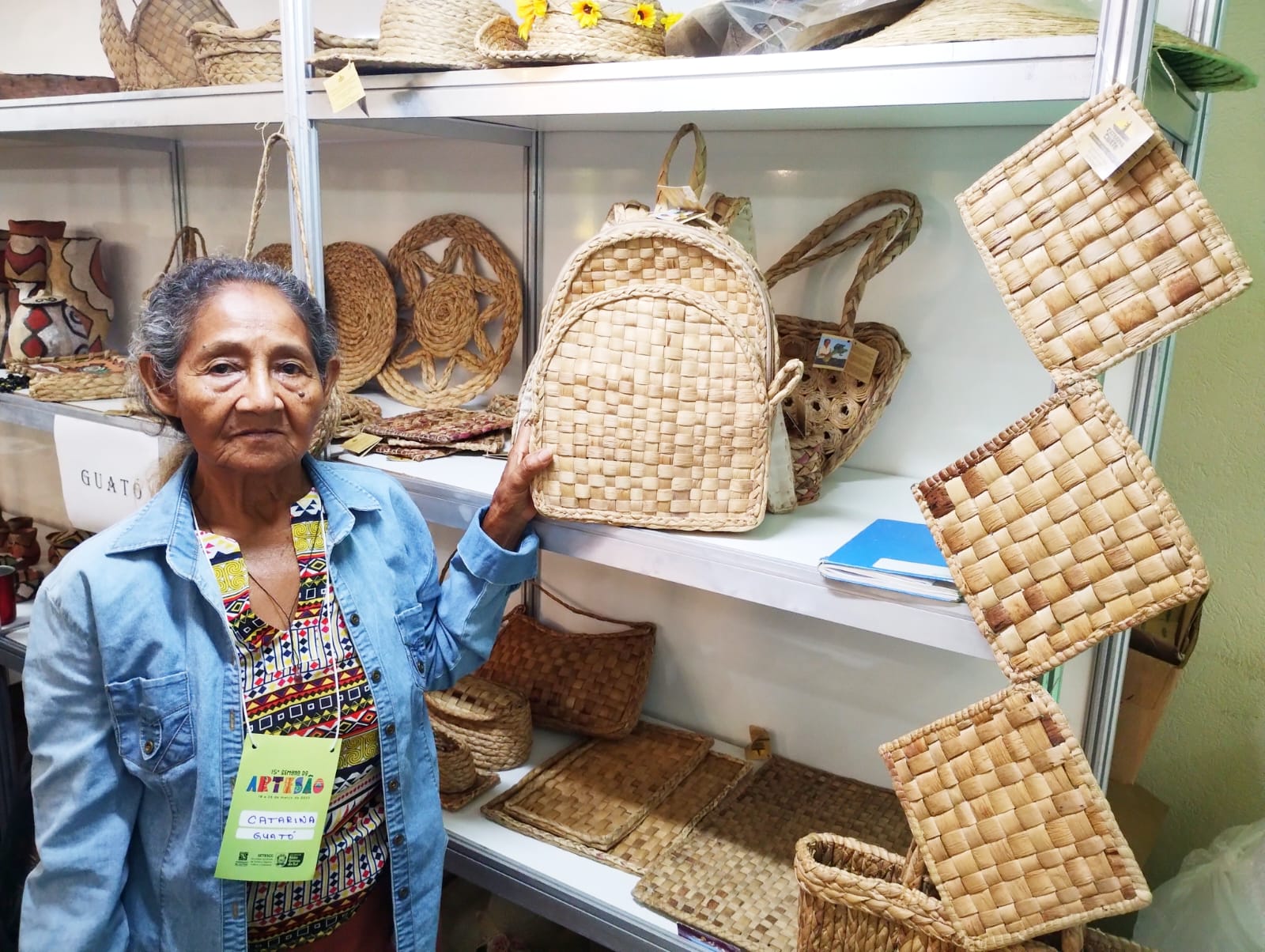 Mochilas, cintos, colares, cestos, chapéus e tudo mais que a imaginação do povo da região do Pantanal é capaz de criar. Foto Nathalia Eberhardt/Artesanato Guató