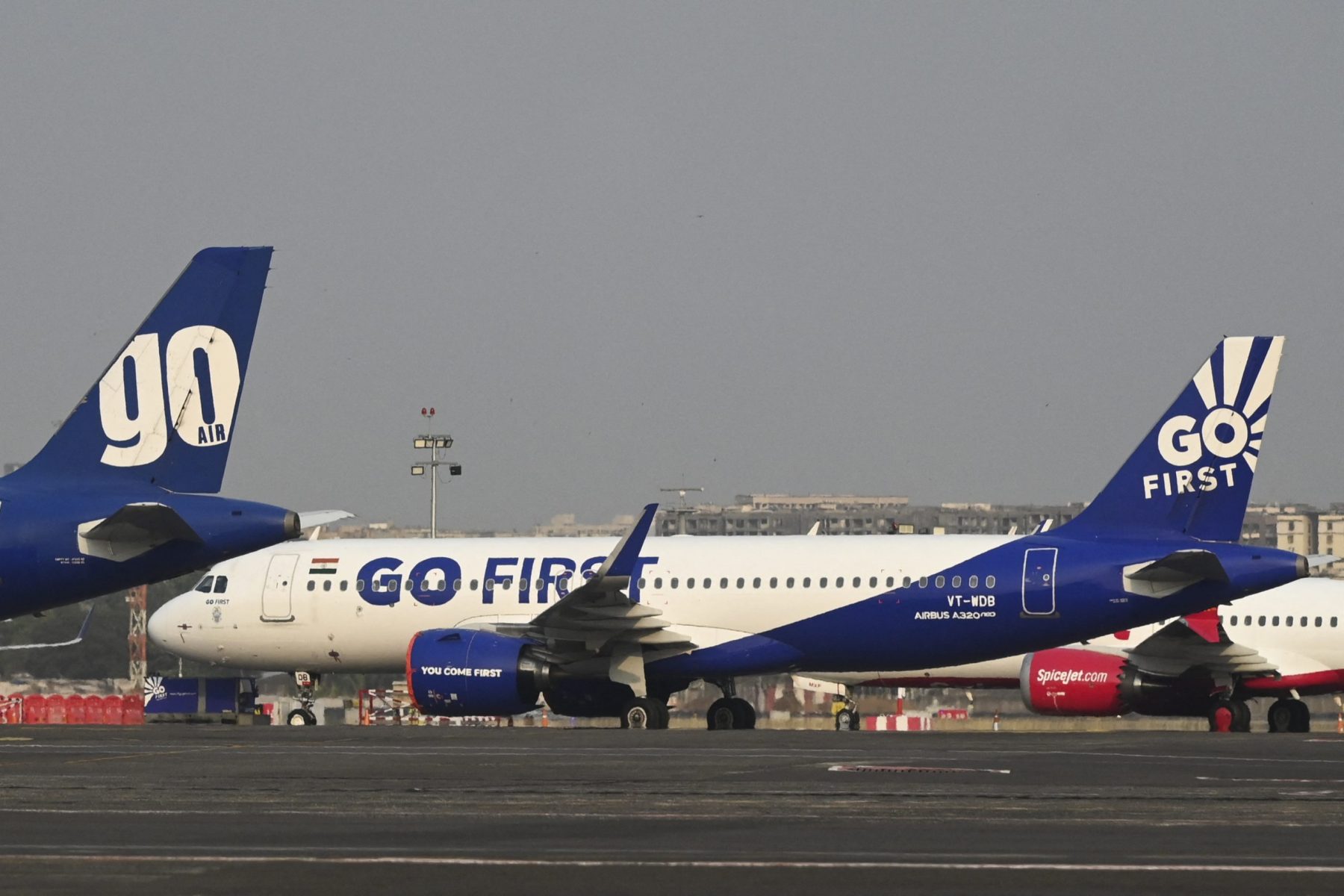 Aeronaves da Go First, companhia aérea indiana, no pátio do aeroporto internacional de Mumbai. Dados do FMI mostram que o país deverá representar quase 9% do PIB mundial até 2028. Foto Punit Paranjpe/AFP