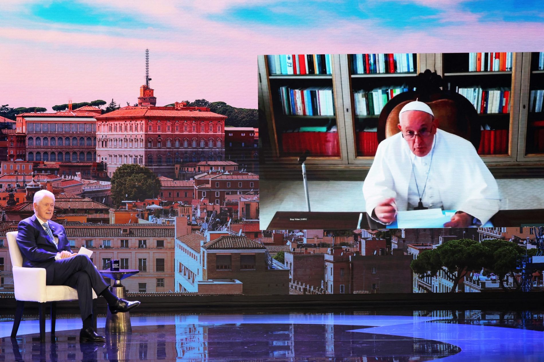 O Papa Francisco conversa com o ex-presidente Bill Clinton durante a reunião da Clinton Global Initiative (CGI), em Nova York. O tema central do debate foi a crise climática. Foto Michael M. Santiago/Getty Images via AFP