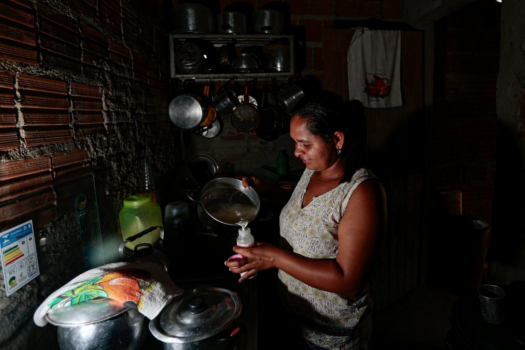 A agricultora Daniela e o marido estão desempregados há quase três e vivem da renda do Auxílio Brasil, que seguem chamando de Bola Família; por sorte um vizinho doa 1 litro de leite de gado diariamente, garantindo uma das refeições da filha. Foto Arnaldo Sete