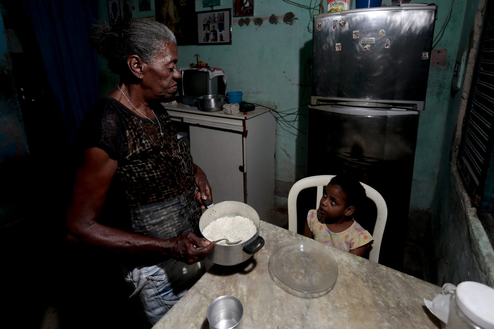 Margarida do Nascimento, avó solo, negra e da periferia do Recife, já dormiu com fome junto com a neta Vitória. Ela vive apenas da renda do Auxílio Brasil e o pouco que consegue comer é salsicha, cuscuz e arroz. Foto Arnaldo Sete