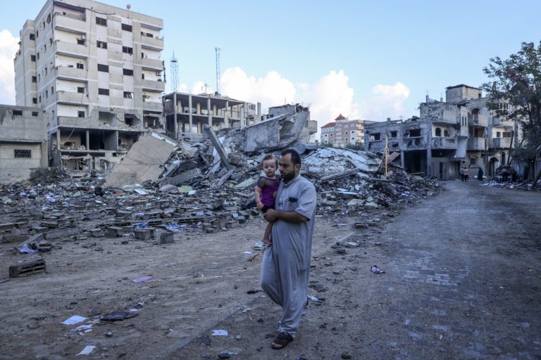 Palestino caminha entre os escombros de edifícios destruídos durante os ataques aéreos israelenses no campo de refugiados de Rafah, no sul da Faixa de Gaza. Foto Mohammed Abed/AFP. Em 16 de outubro de 2023.