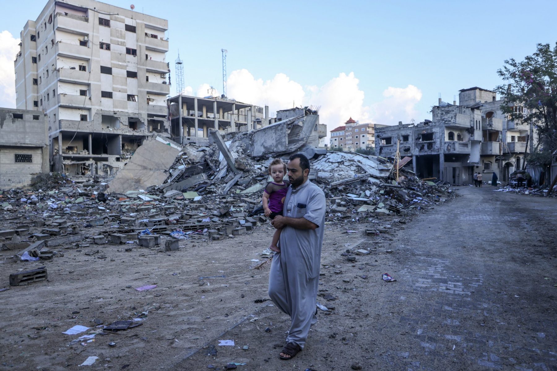 Palestino caminha entre os escombros de edifícios destruídos durante os ataques aéreos israelenses no campo de refugiados de Rafah, no sul da Faixa de Gaza. Foto Mohammed Abed/AFP. Em 16 de outubro de 2023.