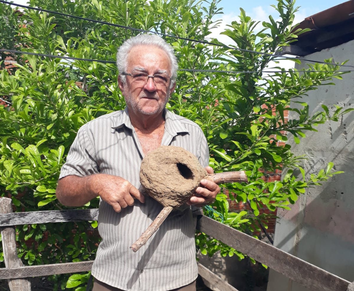 Foto Arquivo pessoal O profeta Erasmo Barreira, de 76 anos, segura a casa do pássaro Maria de Barro, mais conhecido como João de Barros, que o ajuda na previsão das chuvas. Foto Arquivo pessoal