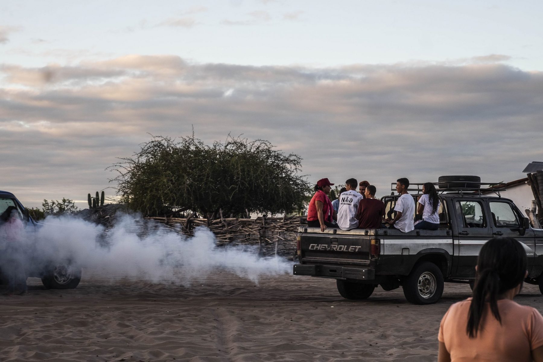 Na região dos brejos, estudantes viajam até 17 quilômetros, em estradas precárias, na boleia de caminhonetes, para chegar à escola. Foto Thiago Ripper
